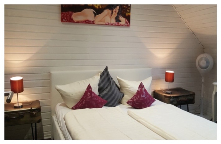 Schlafzimmer mit Doppelbett